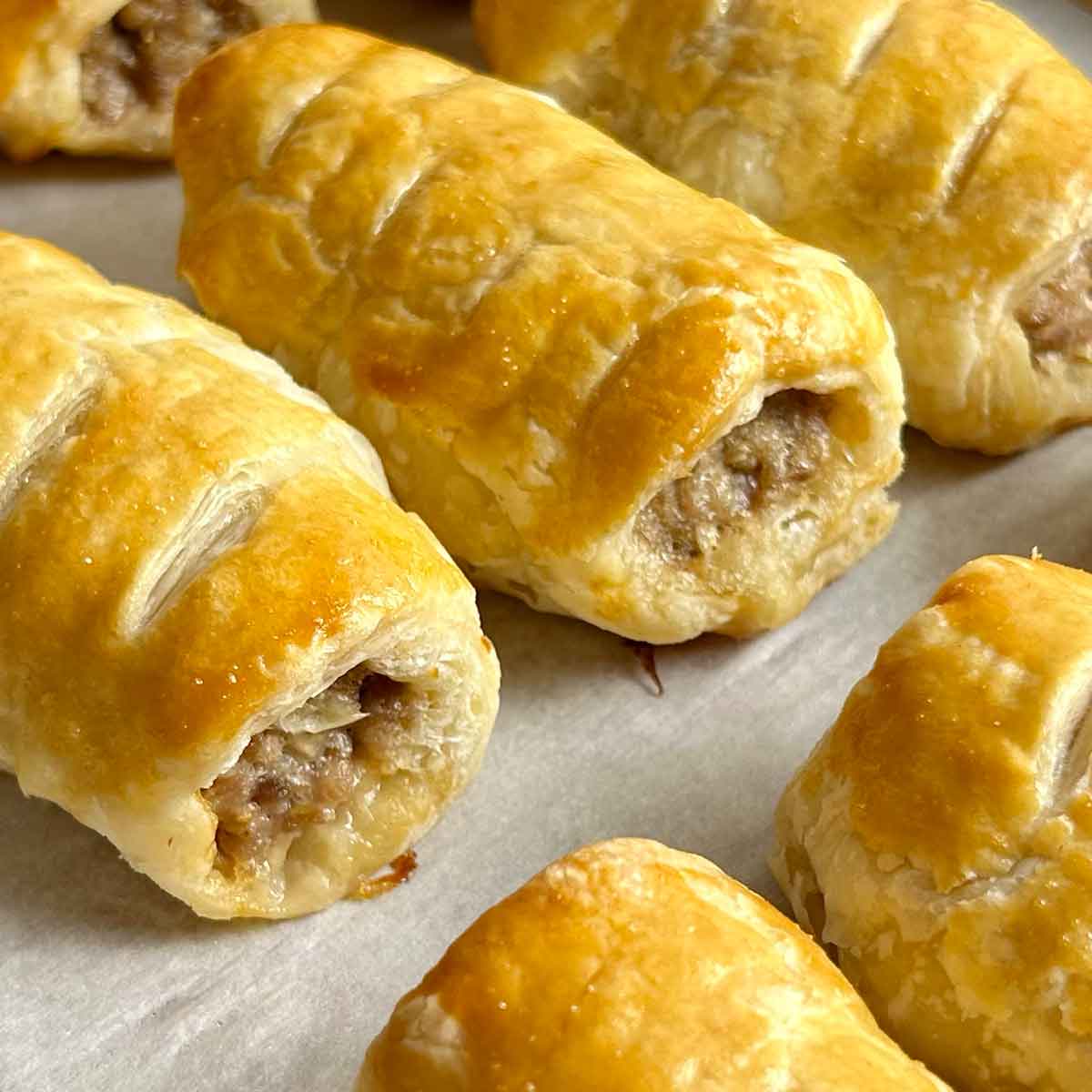 How to make sausage on sale rolls with puff pastry