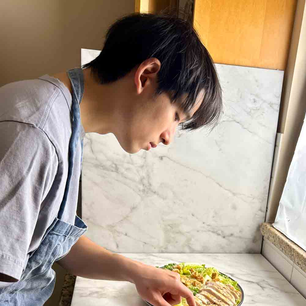 picture of grump plating a salad.