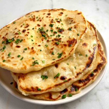 plate of naan on plate.