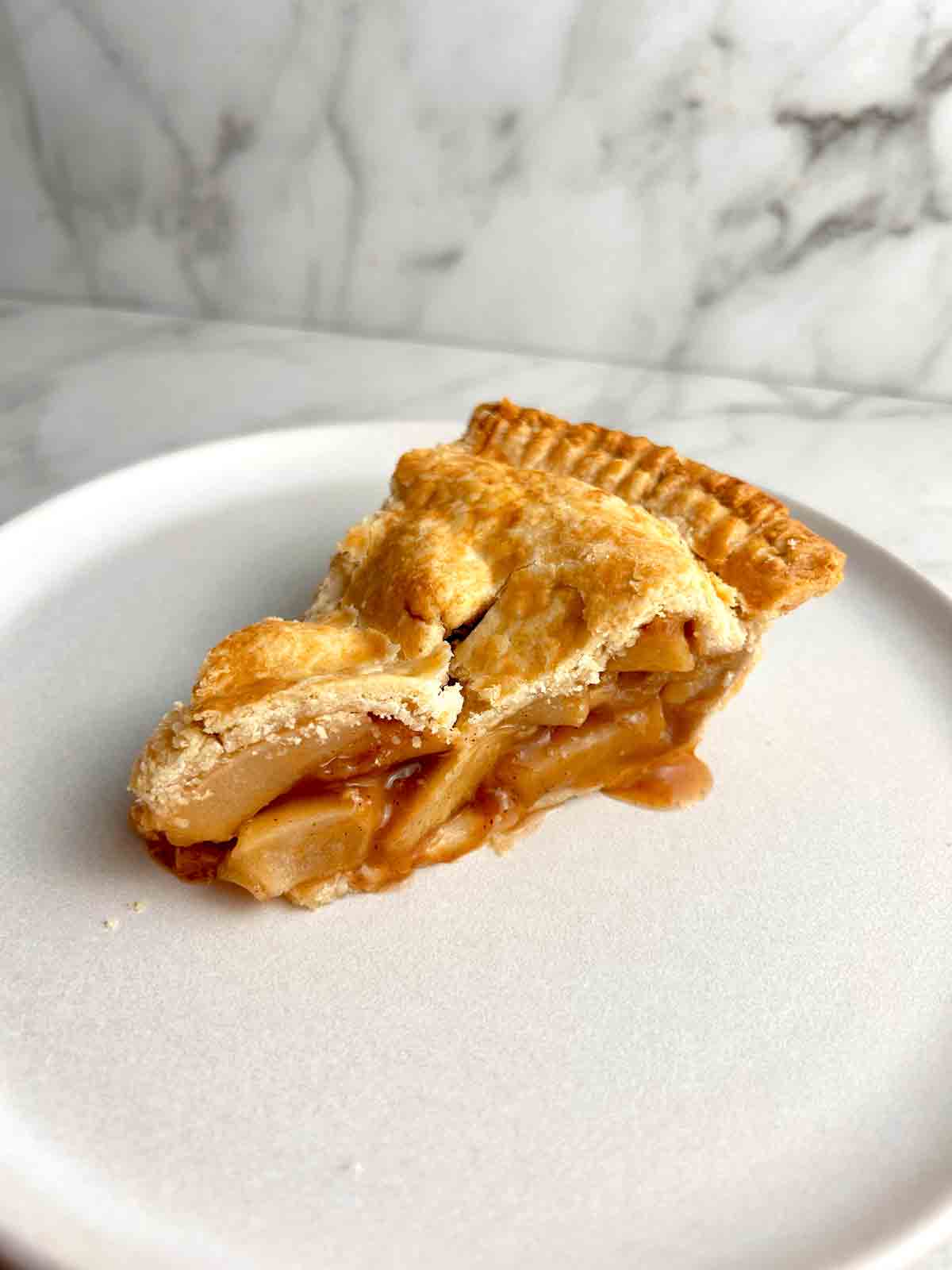slice of apple pie on plate.