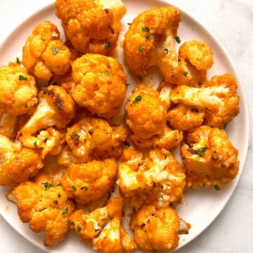 buffalo cauliflower wings on plate.
