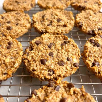 close up of breakfast cookies on wire rack.