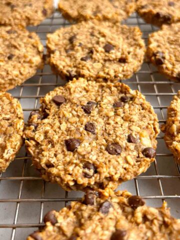 close up of breakfast cookies on wire rack.